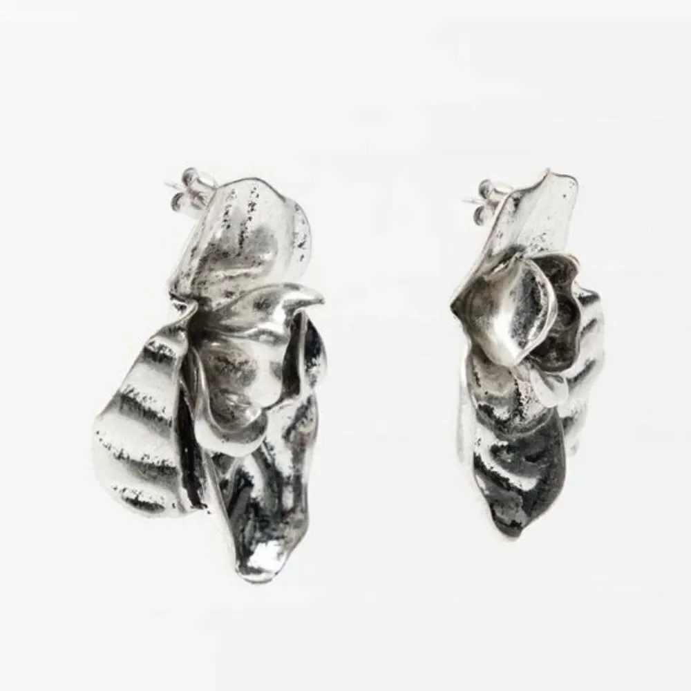 ZARA Carved flower earrings In Silver | NWOT